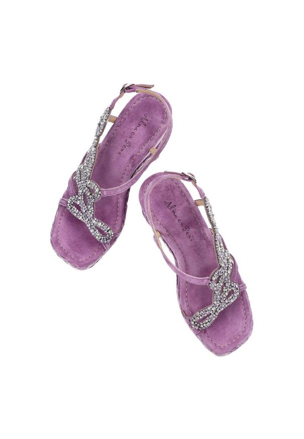 Fioletowe Sandały Alma En Pena Eleganckie Damskie Buty. Zapięcie: sprzączka. Kolor: fioletowy. Materiał: zamsz, skóra. Szerokość cholewki: normalna. Sezon: lato. Obcas: na koturnie. Styl: elegancki. Wysokość obcasa: średni