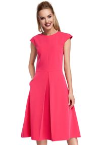 Sukienki.shop - Elegancka sukienka trapezowa z kontrafałdą wizytowa różowa. Okazja: na randkę, na komunię, na wesele, na imprezę, na ślub cywilny. Kolor: różowy, niebieski. Materiał: jeans, elastan, materiał. Długość rękawa: krótki rękaw. Wzór: gładki, aplikacja. Typ sukienki: trapezowe. Styl: wizytowy, elegancki