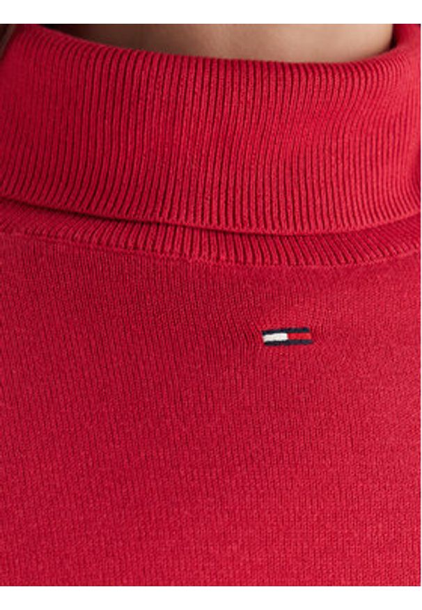 Tommy Jeans Golf Essential DW0DW21672 Czerwony Regular Fit. Typ kołnierza: golf. Kolor: czerwony. Materiał: bawełna