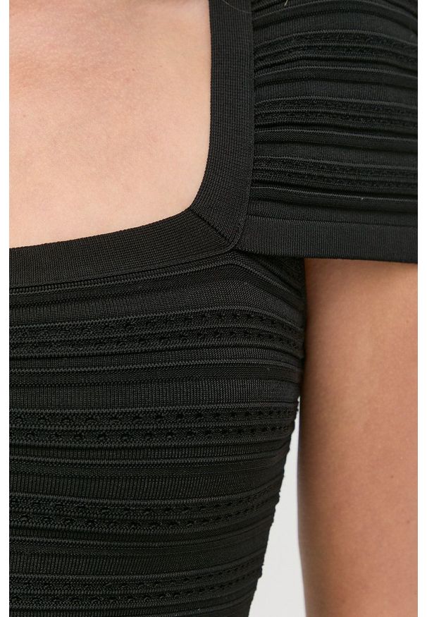 Marciano Guess sukienka kolor czarny mini dopasowana. Typ kołnierza: dekolt w karo. Kolor: czarny. Materiał: dzianina. Długość rękawa: krótki rękaw. Długość: mini