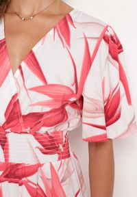 Born2be - Różowo-Biała Sukienka z Kopertowym Dekoltem i Gumką w Pasie Wiązana na Plecach Iberi. Okazja: na randkę, na co dzień. Typ kołnierza: dekolt w serek. Kolor: różowy. Długość rękawa: krótki rękaw. Typ sukienki: kopertowe. Styl: casual #4