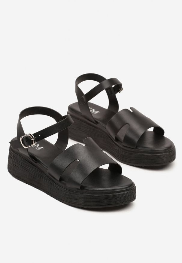 Renee - Czarne Sandały na Koturnie Ozdobione Wycięciami Hiravia. Okazja: na co dzień, na imprezę. Nosek buta: okrągły. Zapięcie: sprzączka. Kolor: czarny. Wzór: aplikacja. Sezon: wiosna, lato. Obcas: na koturnie. Styl: casual