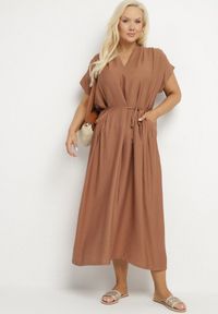 Born2be - Brązowa Wiskozowa Sukienka Pudełkowa z Cienkim Paskiem i Kieszeniami Lumivorae. Okazja: na co dzień. Kolekcja: plus size. Kolor: brązowy. Materiał: wiskoza. Typ sukienki: proste, dla puszystych. Styl: elegancki, casual #4