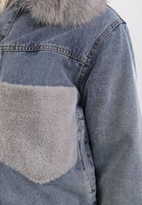 Born2be - Niebieska Kurtka Daeigina. Okazja: na co dzień. Kolor: niebieski. Materiał: futro, jeans, materiał. Długość rękawa: długi rękaw. Długość: długie. Styl: casual #3