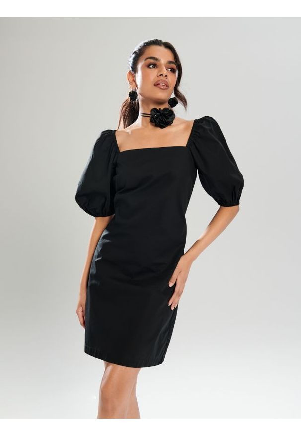 Sinsay - Sukienka mini - czarny. Typ kołnierza: dekolt w karo. Kolor: czarny. Materiał: bawełna. Typ sukienki: dopasowane. Długość: mini