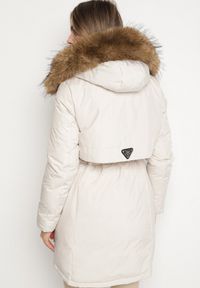 Born2be - Biała Casualowa Kurtka Parka z Kapturem z Futerkiem Nallorea. Okazja: na co dzień. Typ kołnierza: kaptur. Kolor: biały. Materiał: futro. Styl: casual #4