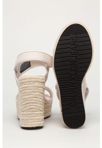 Calvin Klein Jeans - Sandały. Nosek buta: okrągły. Zapięcie: rzepy. Kolor: beżowy. Materiał: syntetyk, materiał, skóra ekologiczna. Wzór: gładki. Obcas: na koturnie. Wysokość obcasa: średni #2