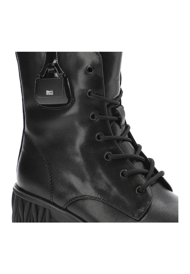 Botki damskie Artiker, z licowej skóry naturalnej z wysoką cholewką sznurowaniem i dekoracyjną klamrą z boku masywna podeszwa o rzeźbionej strukturze. Zapięcie: klamry. Kolor: czarny. Szerokość cholewki: normalna. Wzór: aplikacja. Wysokość cholewki: przed kolano. Materiał: skóra. Obcas: na obcasie. Styl: rockowy, elegancki. Wysokość obcasa: średni