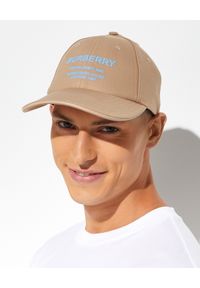 Burberry - BURBERRY - Beżowa czapka z nadrukiem. Kolor: beżowy. Materiał: bawełna. Wzór: nadruk