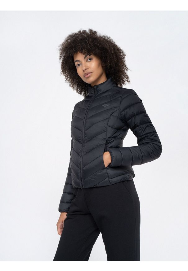 4f - 4F Kurtka puchowa z wypełnieniem syntetycznym damska S. Typ kołnierza: kołnierzyk stójkowy. Kolor: czarny. Materiał: puch, syntetyk