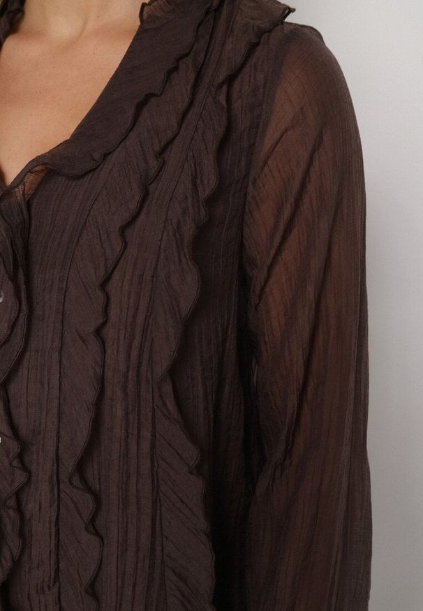 Born2be - Brązowa Bluzka Koszulowa z Dekoltem w Serek Zdobiona Falbankami Nailiphis. Okazja: na co dzień, do pracy, na spotkanie biznesowe. Typ kołnierza: dekolt w serek, kołnierz z falbankami. Kolor: brązowy. Materiał: jeans. Wzór: aplikacja. Styl: biznesowy, klasyczny, casual, elegancki