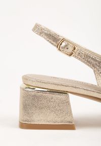 Born2be - Złote Sandały na Obcasie ze Skórzaną Wkładką i Cyrkoniami Vylyra. Okazja: na co dzień. Zapięcie: sprzączka. Kolor: złoty. Materiał: skóra. Wzór: aplikacja. Obcas: na obcasie. Styl: casual, klasyczny. Wysokość obcasa: średni #3