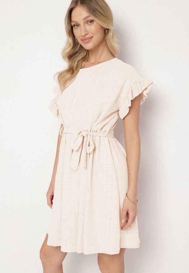 Born2be - Jasnobeżowa Sukienka Ozdobiona Falbankami i Paskiem Izulira. Typ kołnierza: kołnierz z falbankami. Kolor: beżowy. Wzór: aplikacja. Styl: elegancki
