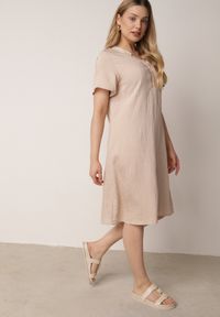 Born2be - Beżowa Wiskozowa Sukienka o Pudełkowym Kroju z Dekoltem V z Guzikami Berborin. Okazja: na co dzień, do pracy. Kolekcja: plus size. Kolor: beżowy. Materiał: wiskoza. Typ sukienki: dla puszystych, proste. Styl: casual, klasyczny #5