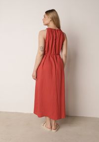 Born2be - Czerwona Wiskozowa Sukienka Bez Rękawów z Warkoczowym Splotem przy Dekolcie Shirineli. Okazja: na co dzień. Kolekcja: plus size. Kolor: czerwony. Materiał: wiskoza. Długość rękawa: bez rękawów. Wzór: ze splotem. Typ sukienki: proste, dla puszystych. Styl: boho, elegancki, klasyczny, casual #4