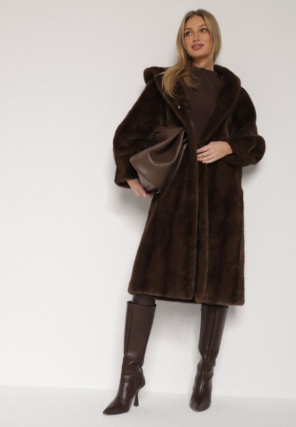 Born2be - Brązowy Płaszcz Futerko w Pionowy Wzór z Kapturem Cahroris. Typ kołnierza: kaptur. Kolor: brązowy. Materiał: futro. Styl: elegancki, klasyczny