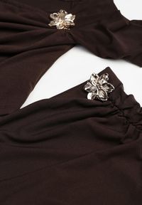 Renee - Brązowy Komplet Spódnica i Longsleeve Zdobione Marszczeniami i Aplikacjami Bervessa. Kolor: brązowy. Wzór: aplikacja #4