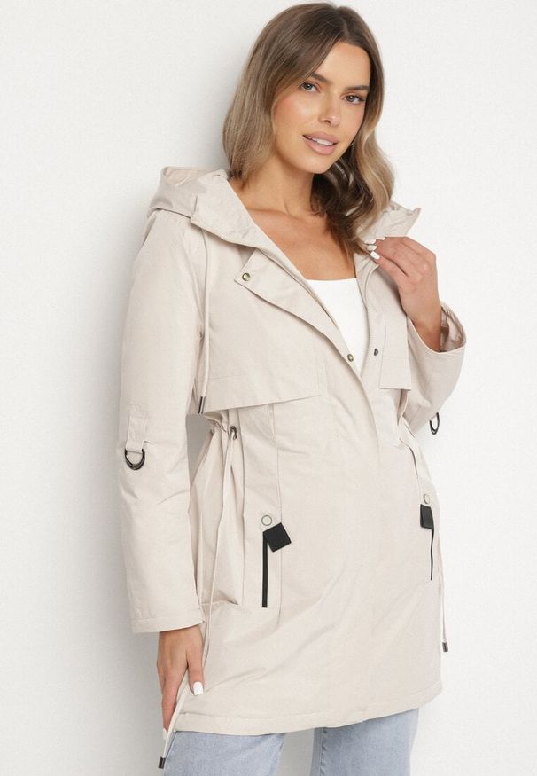 Born2be - Jasnobeżowa Klasyczna Kurtka Parka z Kapturem i Ściągaczem w Talii Tulasira. Okazja: na co dzień. Typ kołnierza: kaptur. Kolor: beżowy. Materiał: jeans. Styl: klasyczny