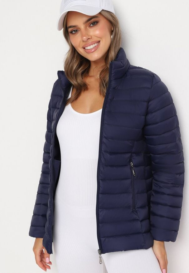 Born2be - Granatowa Pikowana Kurtka z Kieszeniami Zapinanymi na Zamek Błyskawiczny Mivindra. Okazja: na co dzień. Kolor: niebieski. Materiał: jeans. Styl: casual