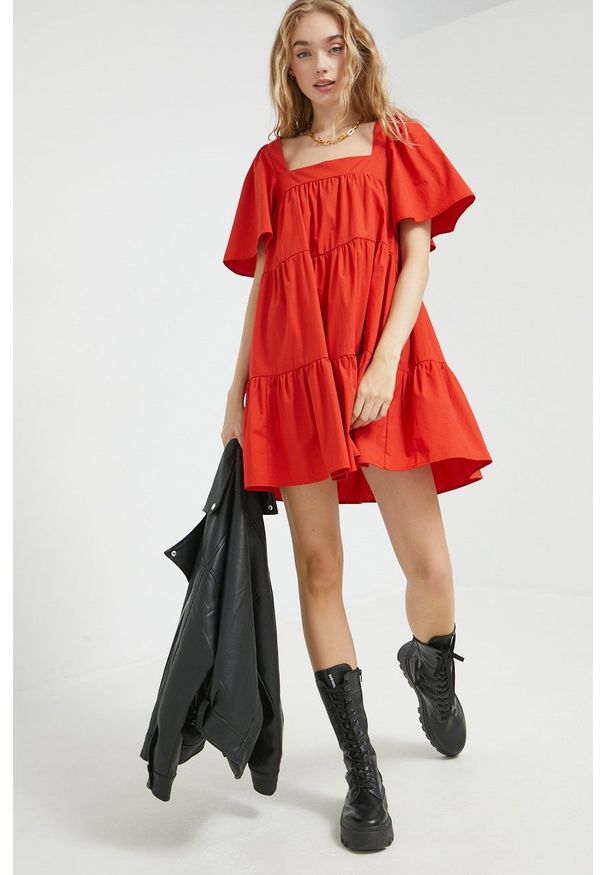 Abercrombie & Fitch sukienka kolor czerwony mini rozkloszowana. Typ kołnierza: dekolt w karo. Kolor: czerwony. Materiał: tkanina. Długość rękawa: krótki rękaw. Długość: mini