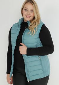 Born2be - Miętowa Kamizelka Pikowana z Kapturem Kari. Okazja: na co dzień. Typ kołnierza: kaptur. Kolekcja: plus size. Kolor: miętowy. Długość: długie. Wzór: gładki. Materiał: tkanina, sztruks. Długość rękawa: długi rękaw. Styl: casual