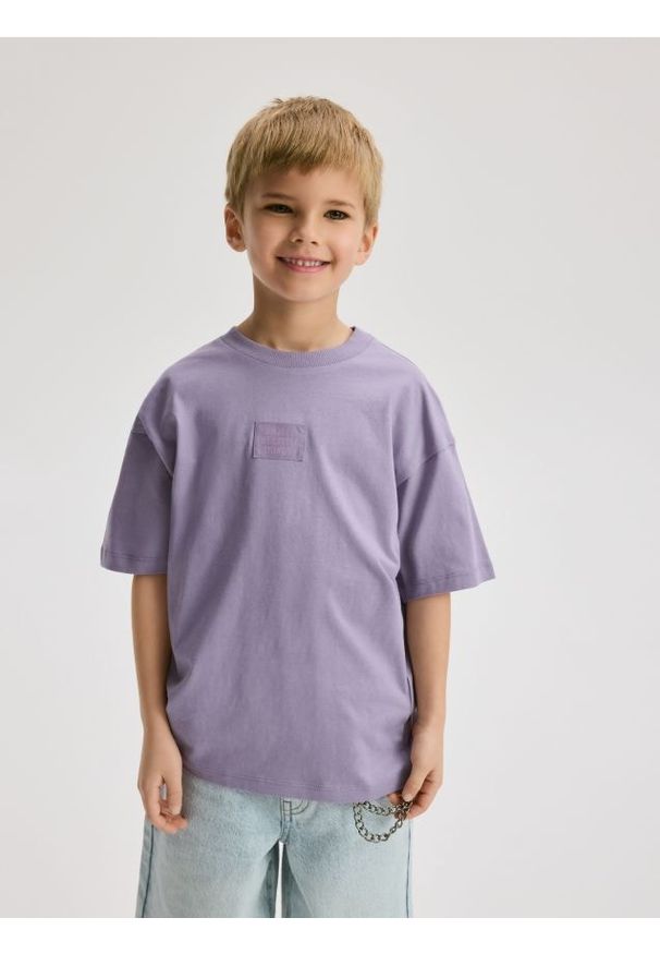 Reserved - Bawełniany t-shirt z naszywką - fioletowy. Kolor: fioletowy. Materiał: bawełna. Wzór: aplikacja