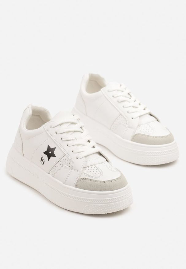 Renee - Biało-Czarne Sneakersy Vices na Platformie z Gwiazdką Fenarra. Okazja: na co dzień. Kolor: biały. Materiał: skóra, jeans. Obcas: na platformie