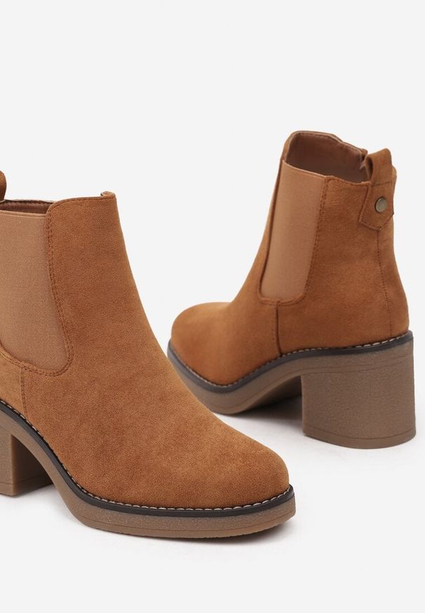 Born2be - Jasnobrązowe Botki na Słupku z Elastyczną Wstawką Resivra. Okazja: na spotkanie biznesowe. Kolor: brązowy. Obcas: na słupku. Styl: elegancki, biznesowy
