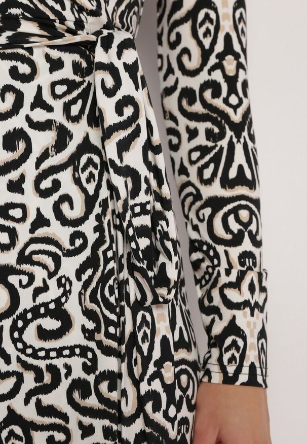 Born2be - Czarno-Biała Maxi Sukienka Taliowana Kopertowa z Materiałowym Paskiem Ailrin. Kolor: czarny. Materiał: materiał. Typ sukienki: kopertowe. Styl: elegancki. Długość: maxi