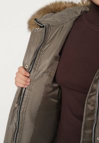 Born2be - Ciemnozielona Kurtka z Pikowanymi Przeszyciami i Kapturem z Futerkiem Anavite. Okazja: na co dzień, na spacer. Kolekcja: plus size. Kolor: zielony. Materiał: futro. Styl: casual #7
