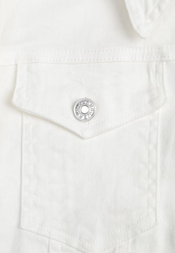 Born2be - Biała Bawełniana Kurtka Jeansowa Zapinana na Metalowe Guziki Auratia. Okazja: na spacer, na co dzień. Kolor: biały. Materiał: bawełna, jeans. Długość rękawa: długi rękaw. Długość: długie. Styl: casual, klasyczny