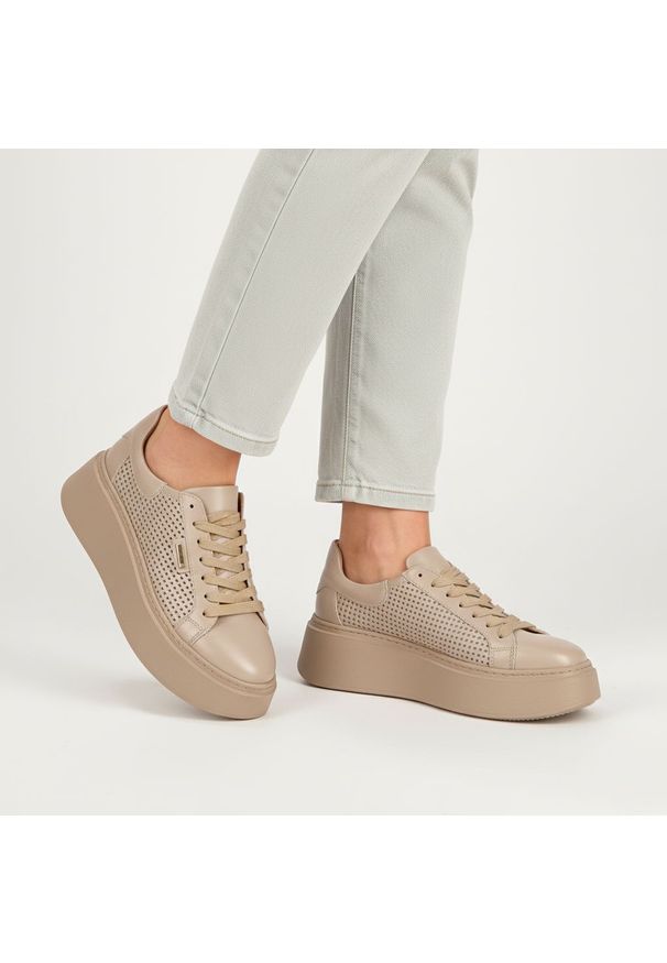Sneakersy damskie Armodo, cholewka ze skóry naturalnej perforowana forma zapewniająca lekkość klasyczne sznurowanie stabilna podeszwa, beżowe, DS-777. Zapięcie: sznurówki. Kolor: beżowy. Materiał: skóra. Szerokość cholewki: normalna. Wzór: ażurowy. Obcas: na platformie. Styl: klasyczny