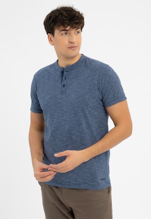 Volcano - T-shirt ze stójką TM-LAB. Typ kołnierza: kołnierzyk stójkowy. Materiał: bawełna, jeans, materiał. Długość rękawa: krótki rękaw. Długość: krótkie. Wzór: gładki, paski. Styl: wakacyjny