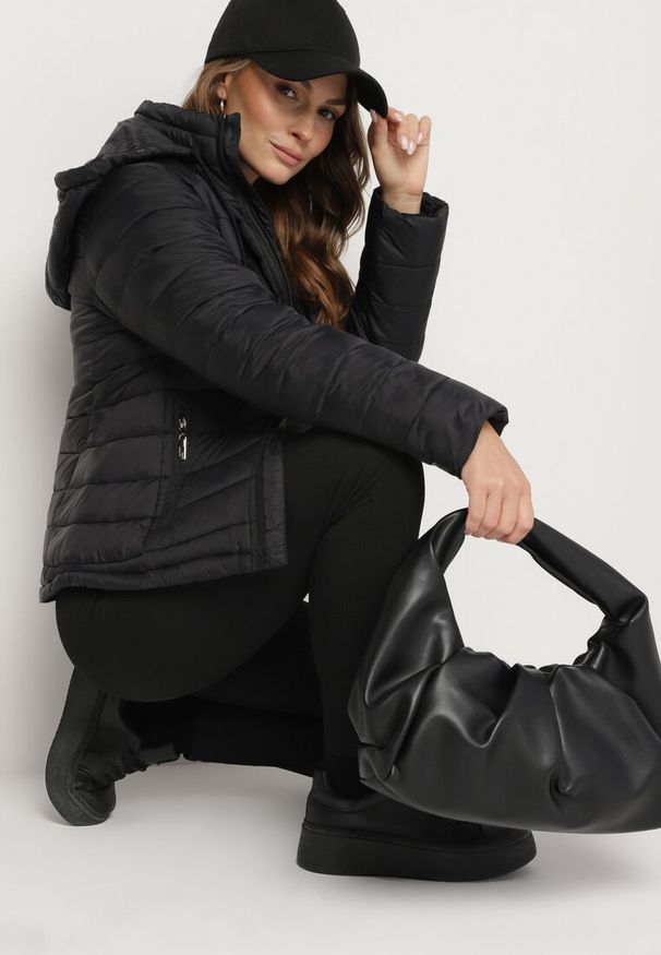 Born2be - Czarna Pikowana Kurtka o Klasycznym Kroju z Kapturem Evarellea. Okazja: na co dzień. Typ kołnierza: kaptur. Kolor: czarny. Materiał: jeans, tkanina. Styl: klasyczny