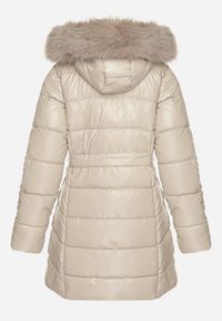 Born2be - Ciemnobeżowa Pikowana Kurtka z Odpinanym Kapturem i Futerkiem Wiązana Paskiem Olenessa. Kolor: beżowy. Materiał: futro. Sezon: zima #6