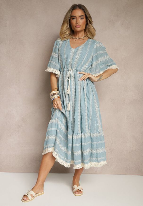 Renee - Jasnoniebieska Rozkloszowana Sukienka Boho z Bawełny Zdobiona Haftem i Wiązaniem Koriruna. Okazja: na co dzień. Typ kołnierza: dekolt w kształcie V. Kolor: niebieski. Materiał: bawełna. Wzór: aplikacja, haft. Styl: boho