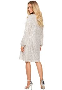 MOE - Sukienka cekinowa trapezowa z paskiem błyszcząca szampańska. Okazja: na sylwestra, na imprezę. Typ sukienki: trapezowe. Styl: wizytowy #5