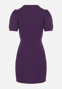 Born2be - Fioletowa Dopasowana Sukienka Ozdobiona Marszczeniem Iffovia. Okazja: na imprezę. Kolor: fioletowy. Wzór: aplikacja. Styl: klasyczny, elegancki #4