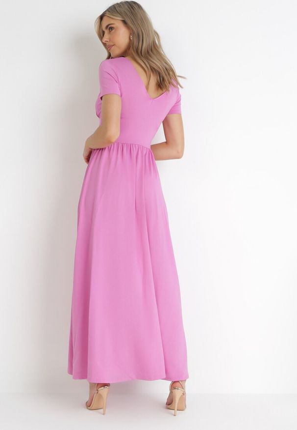 Born2be - Różowa Rozkloszowana Sukienka Maxi z Głębokim Dekoltem z Rozcięciem Wyla. Kolor: różowy. Długość rękawa: krótki rękaw. Sezon: wiosna, lato. Długość: maxi
