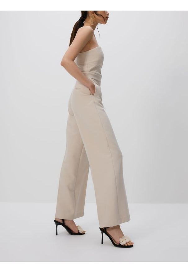 Reserved - Kombinezon z dodatkiem wiskozy - kremowy. Kolor: kremowy. Materiał: wiskoza. Typ sukienki: proste