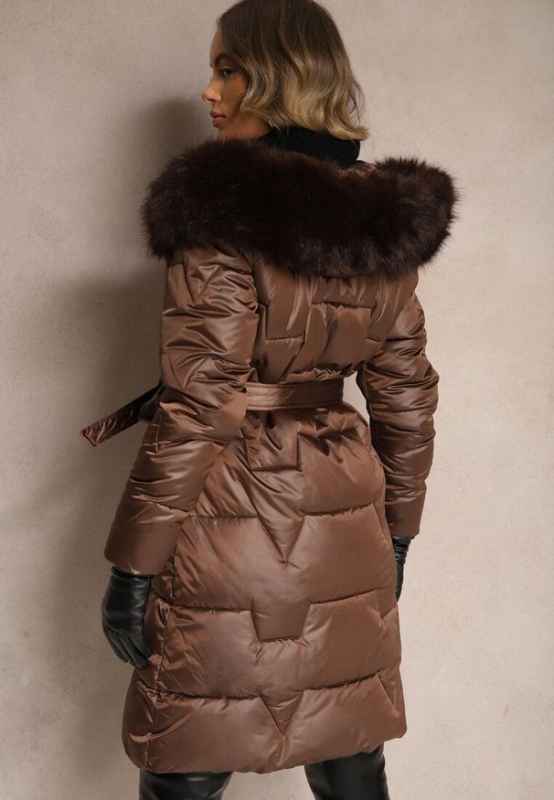 Renee - Brązowa Długa Kurtka Pikowana z Odpinanym Kołnierzem i Paskiem Rinarella. Okazja: na spacer, na co dzień. Kolor: brązowy. Materiał: jeans, dzianina. Długość: długie. Sezon: zima. Styl: casual, sportowy