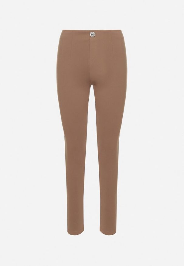 Born2be - Ciemnobeżowe Legginsy z Wiskozą z Wysokim Stanem Zdobione Guzikiem z Cyrkoniami Nalette. Okazja: na co dzień. Stan: podwyższony. Kolor: beżowy. Materiał: wiskoza. Wzór: aplikacja. Styl: elegancki, casual