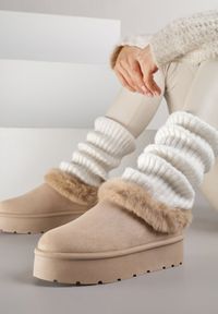 Renee - Ciemnobeżowe Krótkie Śniegowce na Platformie Ozdobione Futerkiem Sewlara. Okazja: na co dzień. Kolor: beżowy. Materiał: futro. Wzór: aplikacja. Obcas: na platformie. Styl: casual, street #1