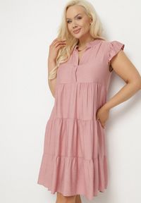 Born2be - Ciemnoróżowa Sukienka o Rozkloszowanym Kroju z Dekoltem w Serek Meverina. Okazja: na co dzień. Typ kołnierza: dekolt w serek. Kolor: różowy. Długość rękawa: krótki rękaw. Wzór: aplikacja. Typ sukienki: proste, rozkloszowane. Styl: casual, elegancki #1