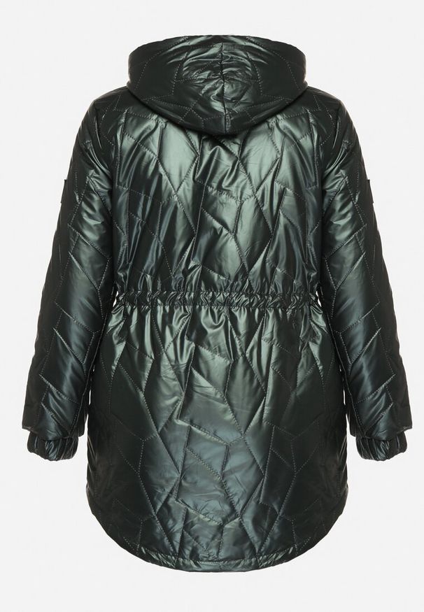 Born2be - Ciemnozielona Kurtka Pikowana Parka z Nieodpinanym Kapturem Oferra. Kolekcja: plus size. Kolor: zielony