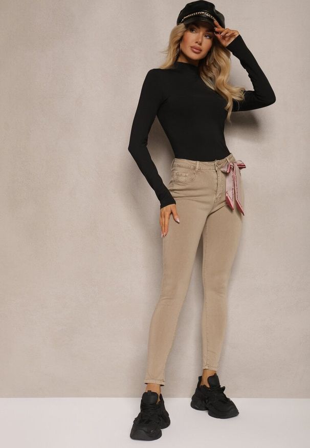Renee - Beżowe Spodnie Skinny z Wysokim Stanem i Ozdobną Chustką Hyadia. Okazja: na co dzień. Stan: podwyższony. Kolor: beżowy. Styl: casual