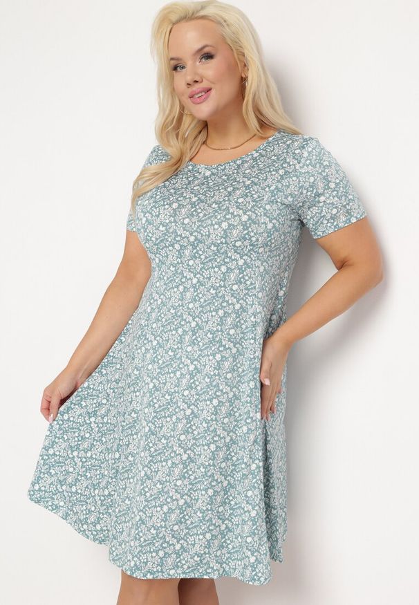 Born2be - Zielona Sukienka w Drobne Kwiatki z Krótkim Rękawem z Wiskozy Cilarnid. Kolor: zielony. Materiał: wiskoza. Długość rękawa: krótki rękaw. Wzór: kwiaty