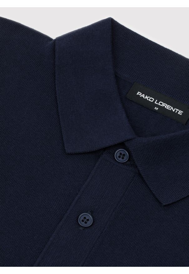 Pako Lorente - PAKO LORENTE - Granatowy swetrowy t-shirt polo. Okazja: na co dzień. Typ kołnierza: polo. Kolor: czarny, beżowy, niebieski. Materiał: bawełna, jedwab. Długość rękawa: krótki rękaw. Długość: krótkie. Styl: elegancki, casual