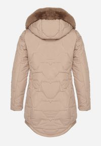 Born2be - Beżowa Klasyczna Kurtka z Pikowanymi Przeszyciami i Kapturem z Futerkiem Raffisa. Okazja: na co dzień. Kolekcja: plus size. Kolor: beżowy. Materiał: futro. Styl: klasyczny