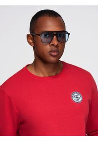 Ombre Clothing - Nierozpinana męska bluza dresowa z naszywką w stylu college – czerwona V1. Okazja: na uczelnię, na co dzień. Kolor: czerwony. Materiał: dresówka. Wzór: aplikacja. Styl: sportowy, casual, elegancki #2